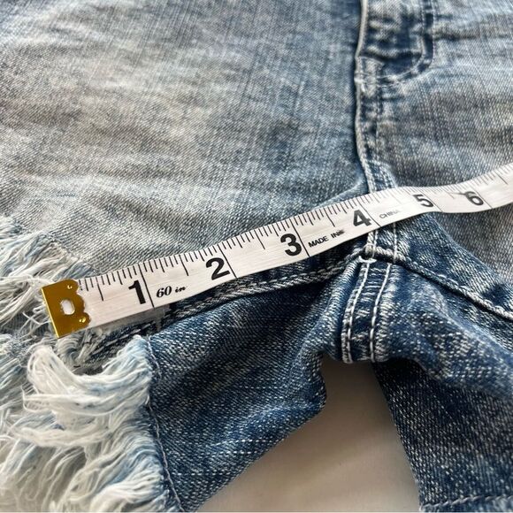 Altar’d State Distressed Fringed Light Wash Denim Jean Shorts Size 26 - Picture 10 of 13